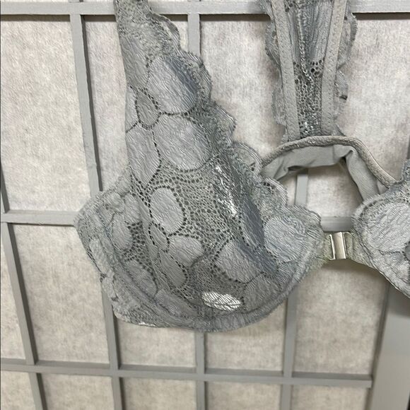 Elegant Gray Lace Bra, 34B. - Picture 2 of 9